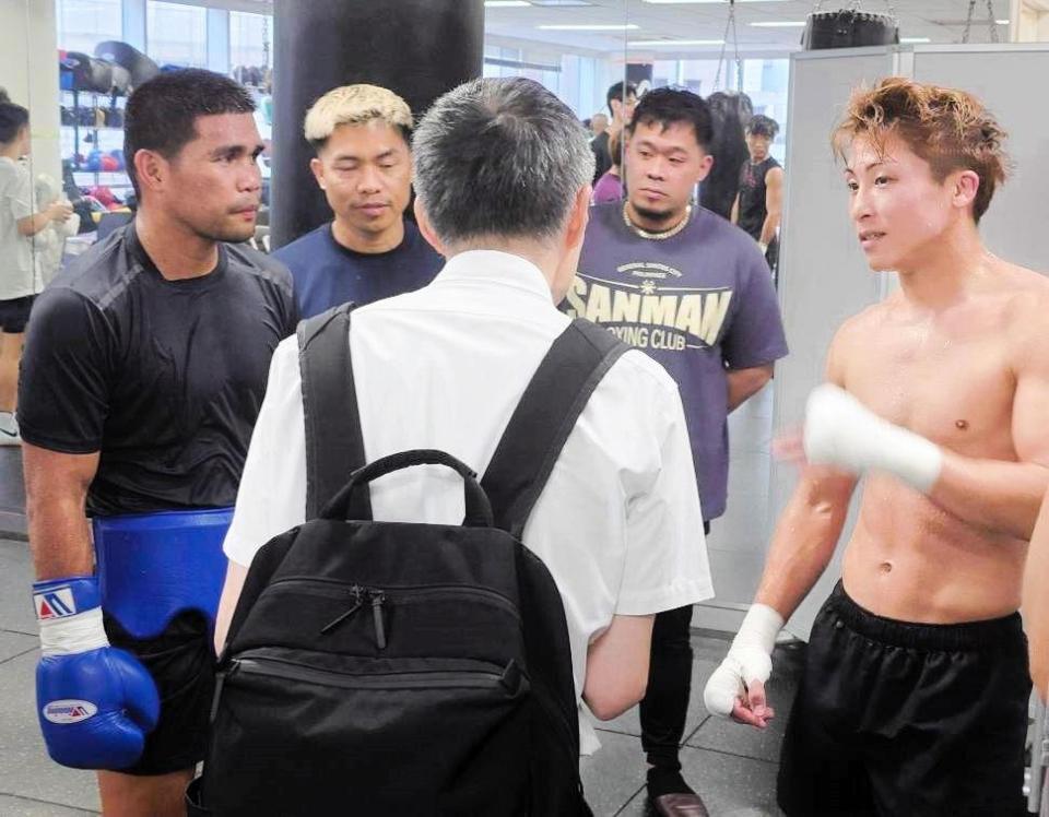 　元宿敵タパレス（左端）とのスパーリングを開始した井上尚弥（右端）＝大橋ジム提供