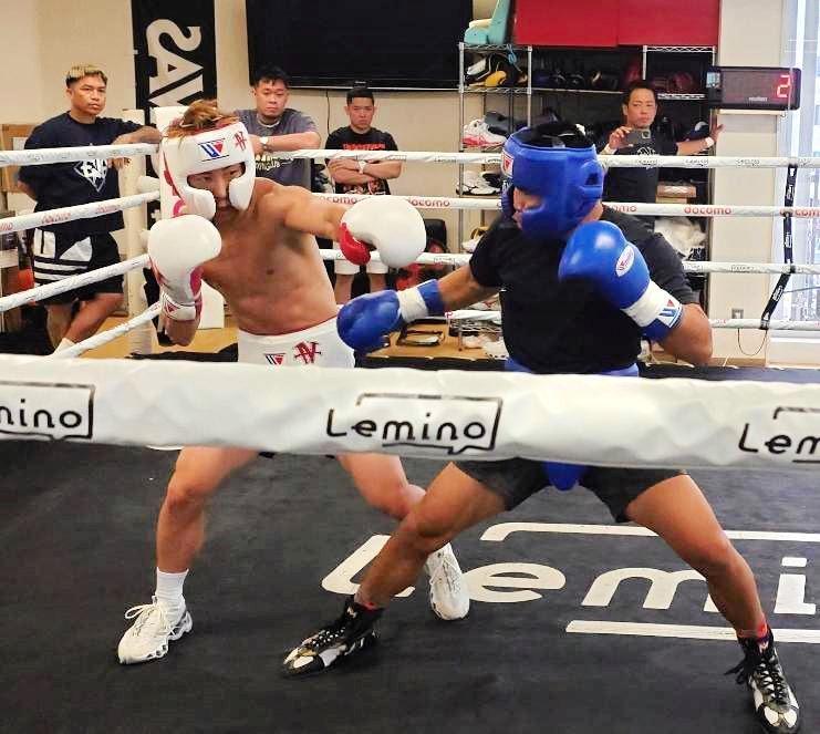 　元宿敵のタパレス（右）とスパーリングを行う井上尚弥＝大橋ジム提供