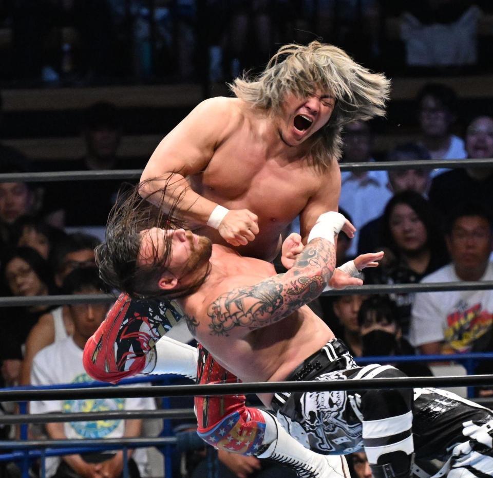 　デビッド・フィンレー（下）を攻める棚橋弘至