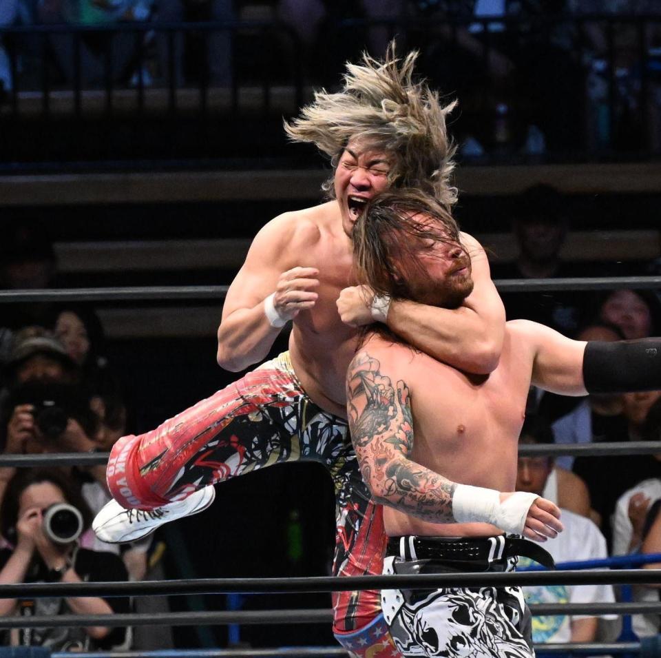 　デビッド・フィンレー（下）を攻める棚橋弘至