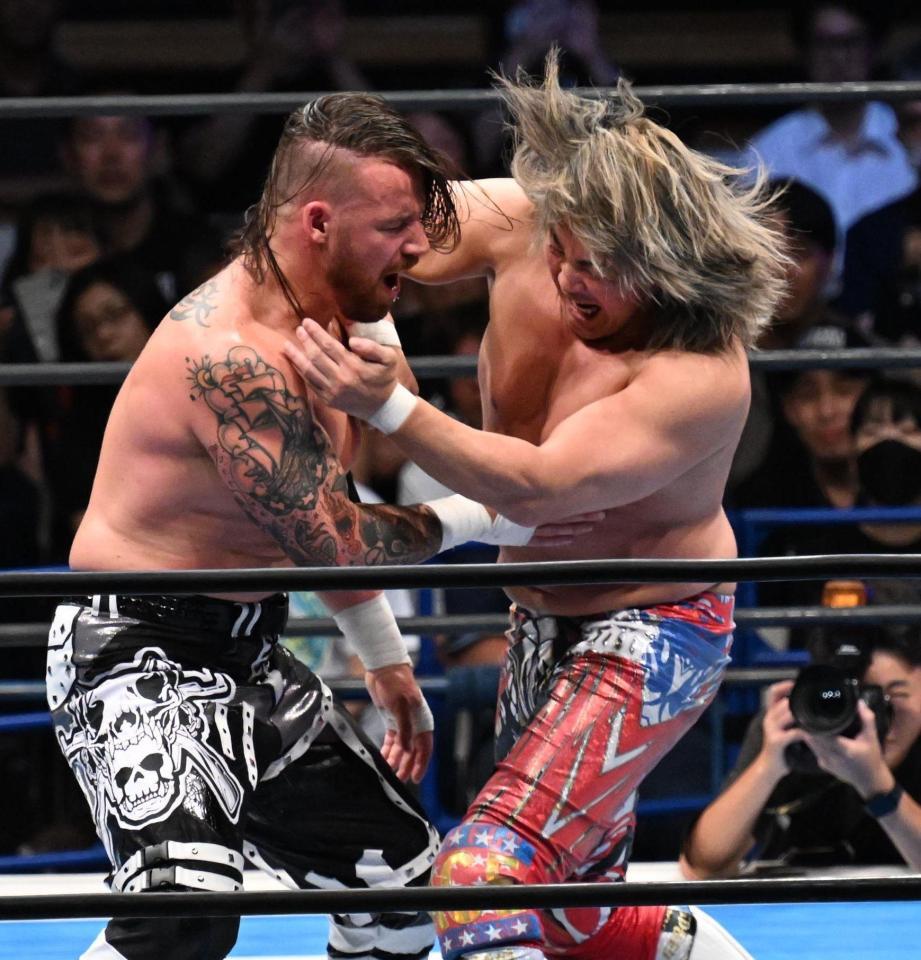 　デビッド・フィンレー（左）を攻める棚橋弘至