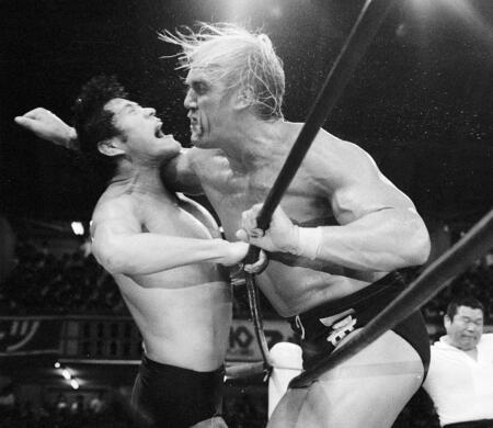 　アントニオ猪木さん（左）を攻めるハルク・ホーガンさん＝１９８３年６月、蔵前国技館