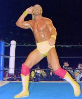 　藤波辰爾に勝ち、おなじみのポーズを取るハルク・ホーガンさん