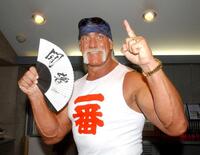 　「イチバ～ン」ポーズを決めるハルク・ホーガンさん