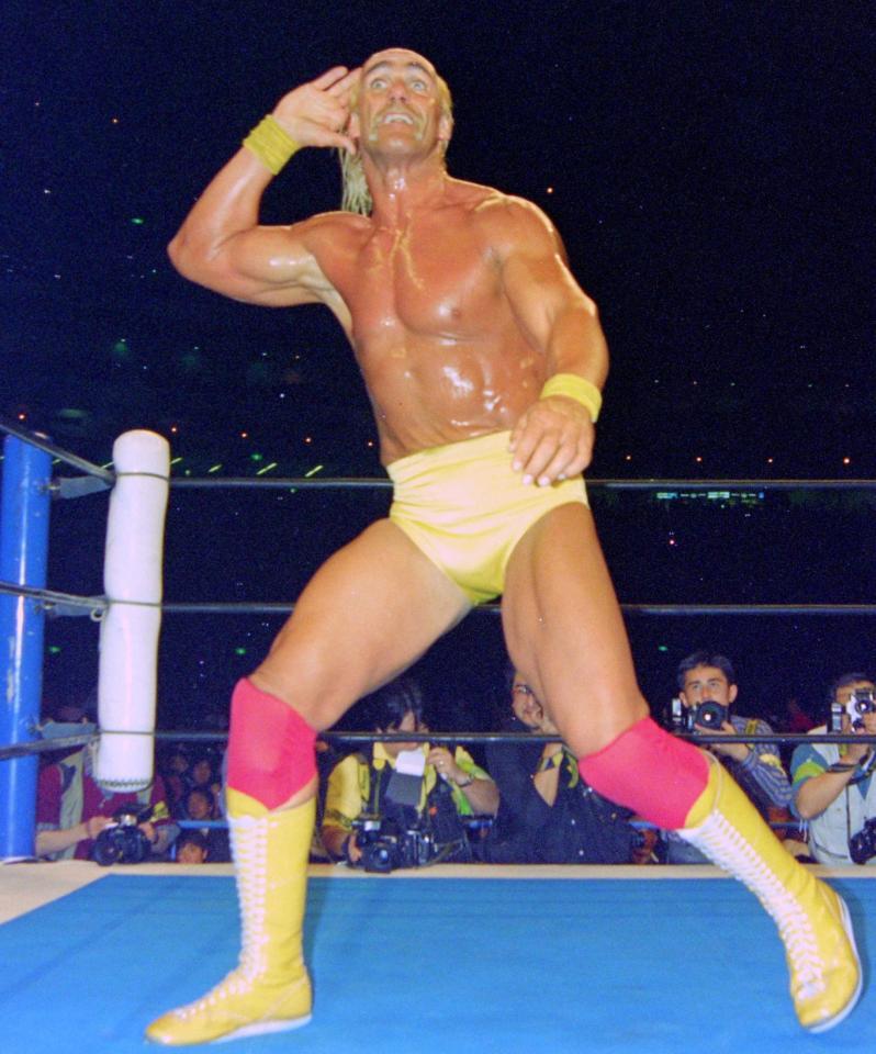 　藤波辰爾に勝ち、おなじみのポーズを取るハルク・ホーガンさん