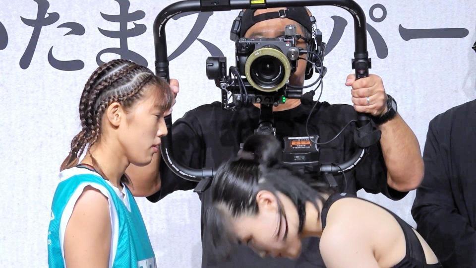 　伊澤星花（左）に謝罪するシン・ユジン（右）