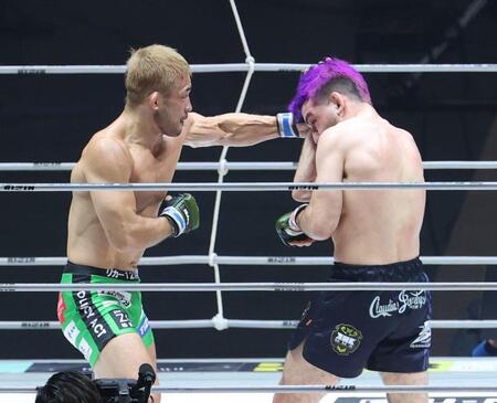 　ホセ・トーレス（右）にパンチを打ち込む扇久保博正