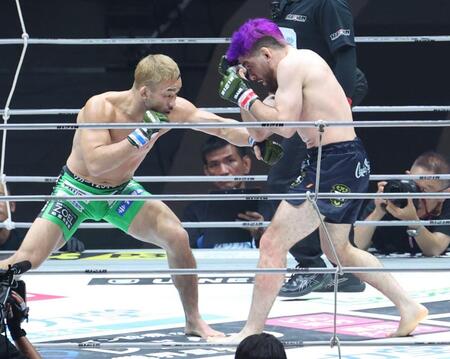 　ホセ・トーレス（右）にパンチを見舞う扇久保博正