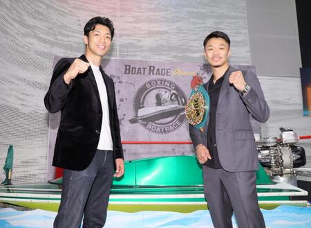 　ボートの前でファイティングポーズをとる中谷潤人（右）と村田諒太氏（撮影・棚橋慶太）