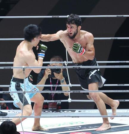 　アリベク・ガジャマトフ（右）からパンチをもらう征矢貴