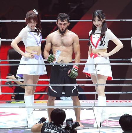 　試合に勝利したアリベク・ガジャマトフ