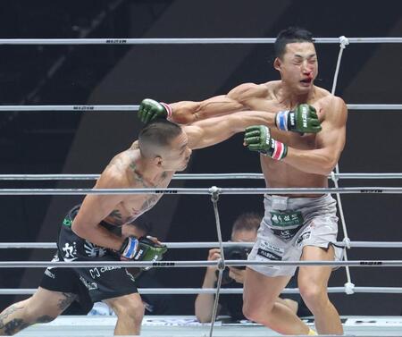 　ヤン・ジヨン（右）にパンチを見舞う安藤達也