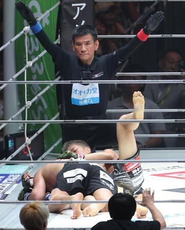 　赤田功輝（手前）を破った秋元強真