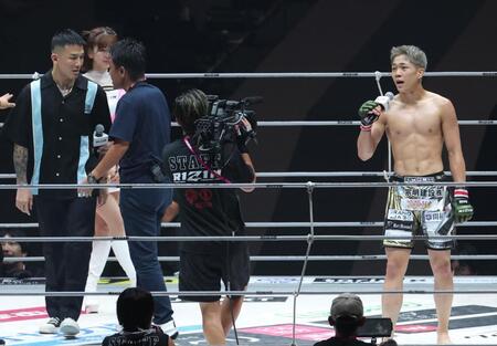 　萩原京平（左）とやり合う秋元強真