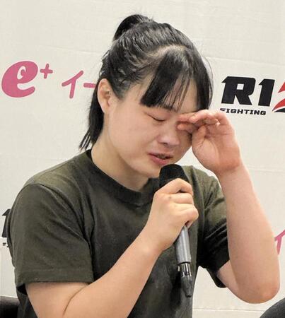 　インタビュー中に涙で言葉を詰まらせるシン・ユジン