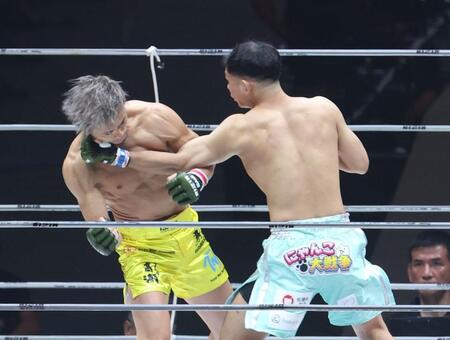 　金原正徳（左）にパンチを見舞うＹＡ－ＭＡＮ