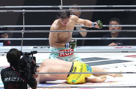 　金原正徳（下）にパンチを見舞うＹＡ－ＭＡＮ