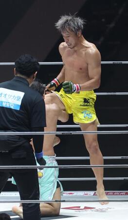 　ＹＡ-ＭＡＮ（左）に膝蹴りを見舞う金原正徳