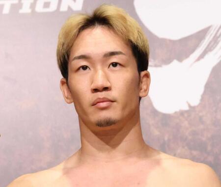 【写真】朝倉未来が完全に主導権 圧巻の左ハイキックがクレベルの顔面に直撃!