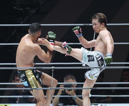 　クレベル・コイケ（左）にキックを見舞う朝倉未来