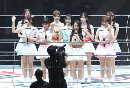 　リング上で笑みを浮かべるＲＩＺＩＮガール