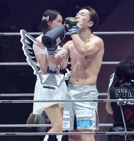 　シャンパンを飲み干す朝倉未来