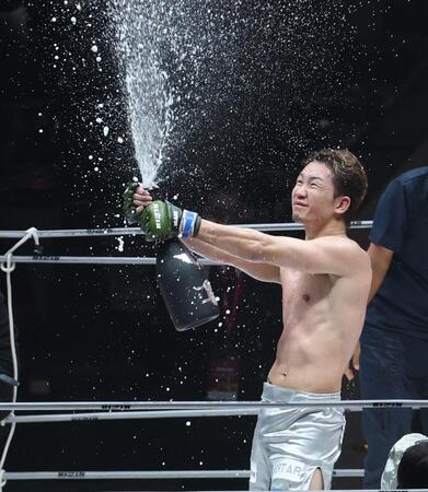 　シャンパンファイトをする朝倉未来