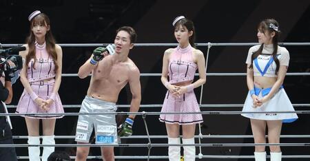 　観衆にあいさつする朝倉未来