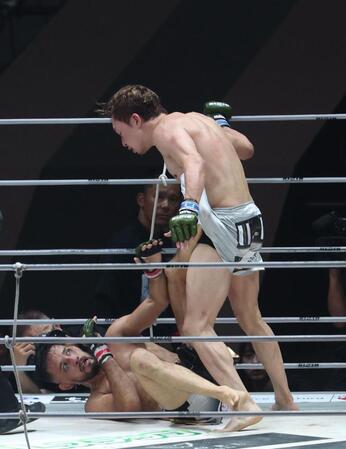 　クレベル・コイケ（下）を攻める朝倉未来