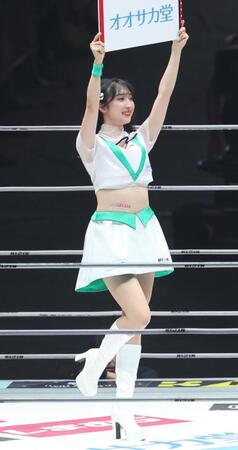 　笑顔でポーズをとるＲＩＺＩＮガール