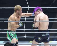 　ホセ・トーレス（右）にパンチを打ち込む扇久保博正