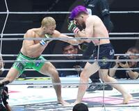 　ホセ・トーレス（右）にパンチを見舞う扇久保博正