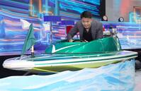 　ボートのハンドルを握る中谷潤人（撮影・棚橋慶太）