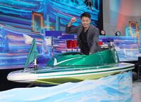 　ボート上でポーズをとる中谷潤人（撮影・棚橋慶太）