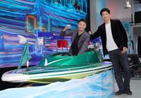 　笑顔でポーズをとる中谷潤人（左）と村田諒太氏（撮影・棚橋慶太）