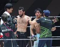 　アリベク・ガジャマトフ（右）に敗れた征矢貴