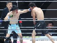 　アリベク・ガジャマトフ（右）にパンチを見舞う征矢貴