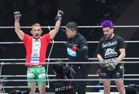 　ホセ・トーレス（右）を判定で破った扇久保博正