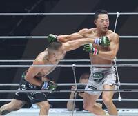 　ヤン・ジヨン（右）にパンチを見舞う安藤達也