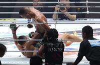 　ヤン・ジヨン（下）にマウントパンチを見舞う安藤達也