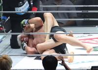 　赤田功輝（手前）を攻める秋元強真