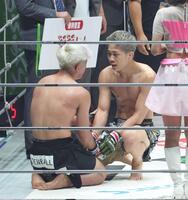 　赤田功輝（左）と健闘を称え合う秋元強真