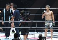 　萩原京平（左）とやり合う秋元強真