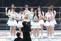 　リング上で笑みを浮かべるＲＩＺＩＮガール