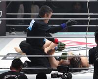 　シン・ユジン（下）を破った伊澤星花＝