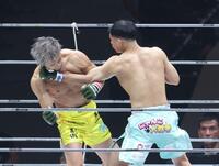 　金原正徳（左）にパンチを見舞うＹＡ－ＭＡＮ