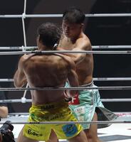 　金原正徳（左）にパンチを見舞うＹＡ－ＭＡＮ