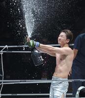 　シャンパンファイトをする朝倉未来