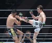 　クレベル・コイケ（左）にキックを見舞う朝倉未来