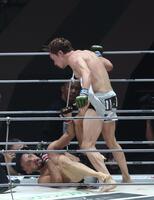 　クレベル・コイケ（下）を攻める朝倉未来